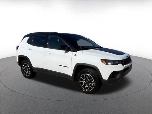 Used 2025 Jeep Compass Trailhawk image 2