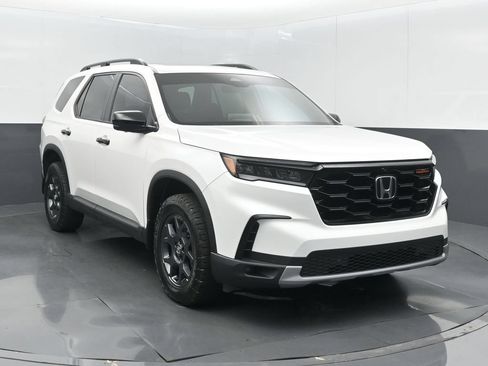 Certified 2025 Honda Pilot TrailSport image 3