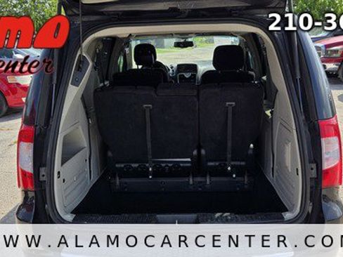 Used 2014 Chrysler Town & Country Touring FWD image 23