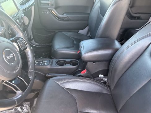 Used 2015 Jeep Wrangler Unlimited Sahara AWD/4WD image 10