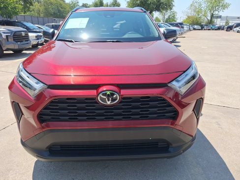 Used 2025 Toyota RAV4 LE AWD/4WD image 9