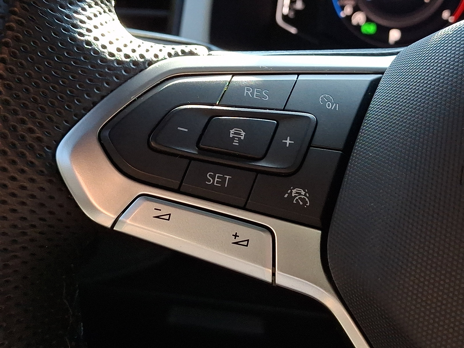 Used 2023 Volkswagen Atlas Cross Sport SEL R-Line AWD/4WD image 23