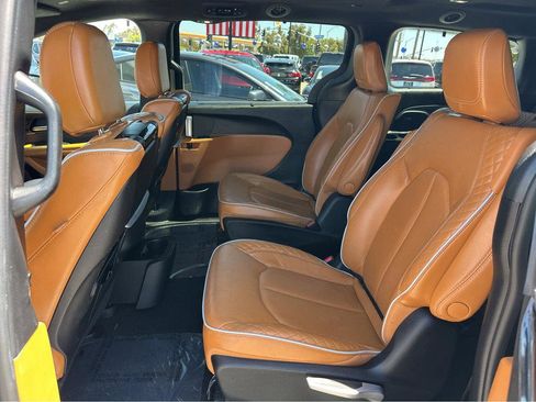 Used 2023 Chrysler Pacifica Pinnacle FWD image 10