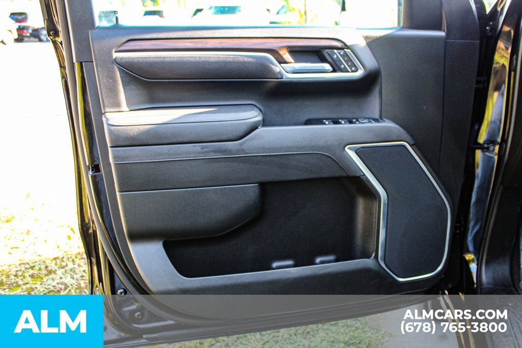 Used 2025 GMC Sierra 1500 SLT RWD image 32