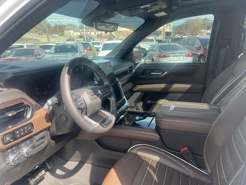 Used 2025 GMC Yukon Denali Ultimate w/ LPO, Floor Liner Package image 7