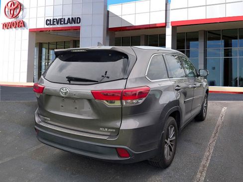 Used 2019 Toyota Highlander XLE AWD/4WD image 7
