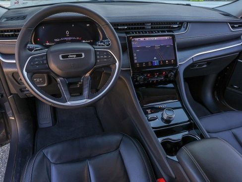 Used 2023 Jeep Grand Cherokee Limited w/ Black Appearance Package image 23