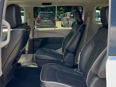 Used 2023 Chrysler Pacifica Limited w/ Uconnect Theater Family Group FWD image 10