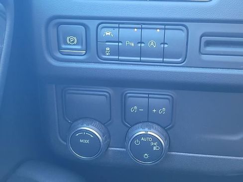 Used 2024 Chevrolet Suburban Premier RWD image 17