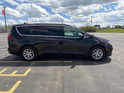 Used 2023 Chrysler Pacifica Touring-L FWD image 7