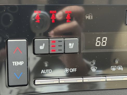 Used 2020 Toyota Avalon Limited image 30