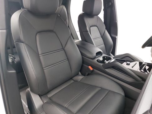 Certified 2024 Porsche Cayenne Coupe AWD/4WD image 12