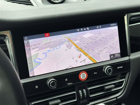 Used 2025 Porsche Macan image 25