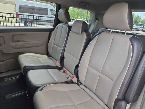 Used 2016 Kia Sedona LX w/ LX Essentials Premium Package FWD image 10