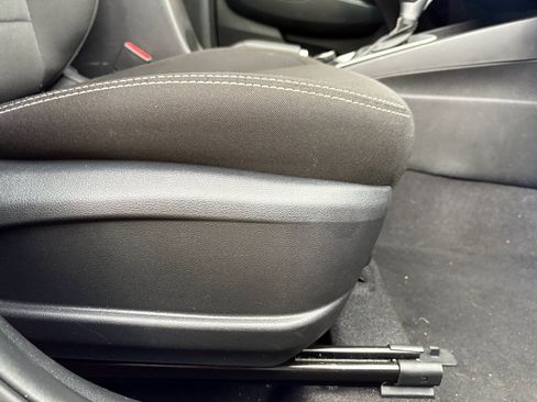 Used 2025 Hyundai Venue SEL FWD image 27