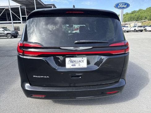Used 2022 Chrysler Pacifica Touring-L FWD image 5