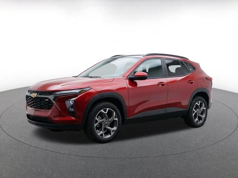Used 2025 Chevrolet Trax LT FWD image 3