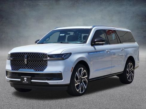 New 2026 Lincoln Navigator L Reserve AWD/4WD image 3