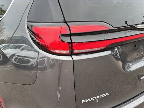 Used 2023 Chrysler Pacifica Limited image 32