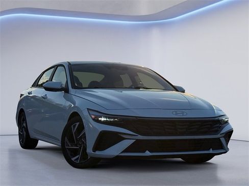Used 2025 Hyundai Elantra SEL image 1