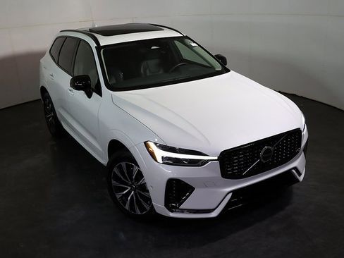 Used 2025 Volvo XC60 B5 Plus image 7