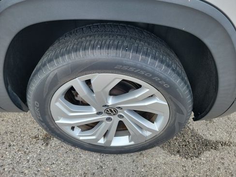 Used 2021 Volkswagen Atlas SE w/ Towing Package FWD image 12