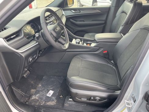 New 2025 Jeep Grand Cherokee Altitude image 19