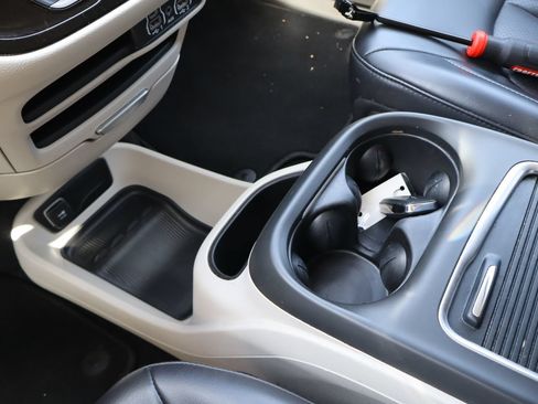 Used 2023 Chrysler Pacifica Touring-L FWD image 27