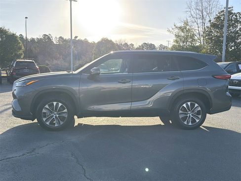 Used 2023 Toyota Highlander XLE image 6