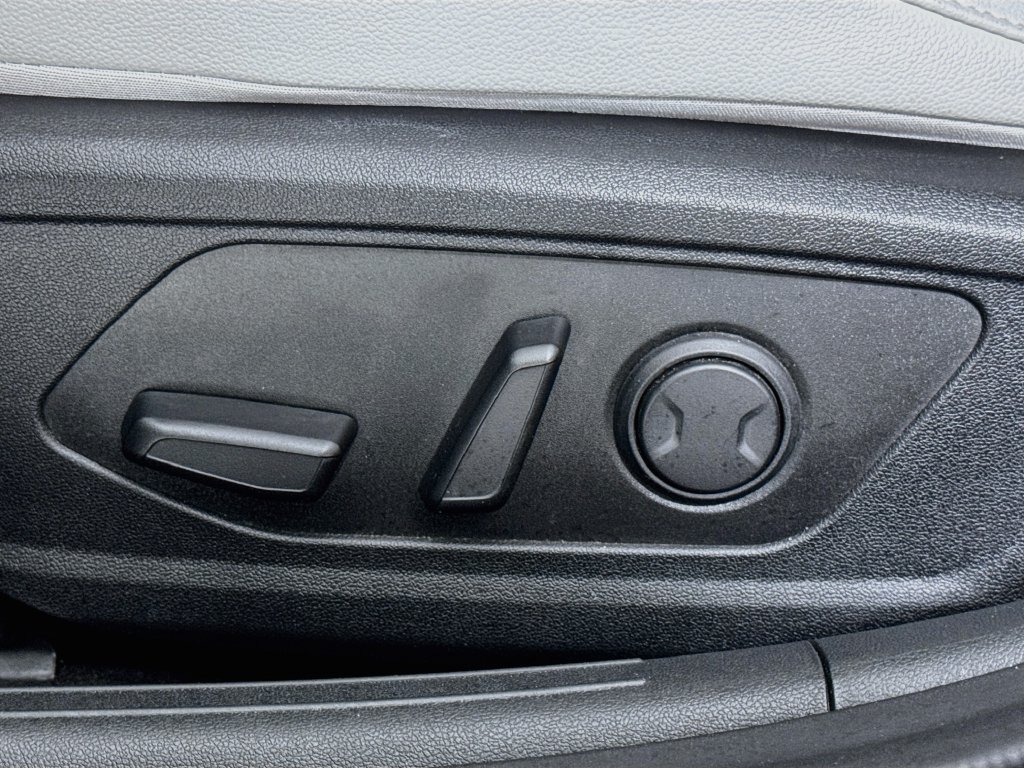 Used 2025 Hyundai Elantra Limited FWD image 17