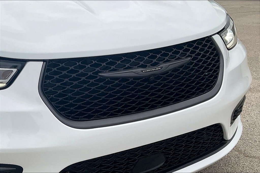 Used 2026 Chrysler Pacifica Select FWD image 28