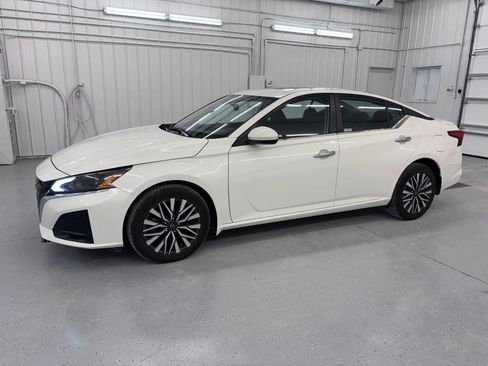 Used 2024 Nissan Altima 2.5 SV w/ SV Premium Package AWD/4WD image 1