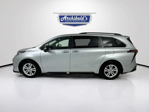Used 2023 Toyota Sienna XSE AWD/4WD image 5