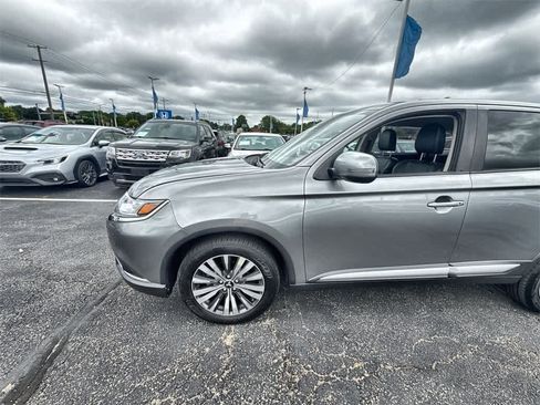 Used 2020 Mitsubishi Outlander SE image 3