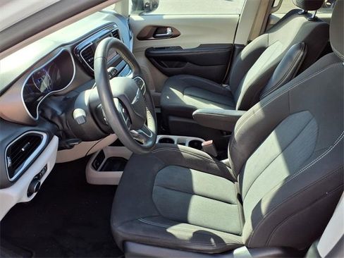 Used 2022 Chrysler Voyager LX image 15