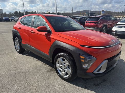 Used 2025 Hyundai Kona SE image 2