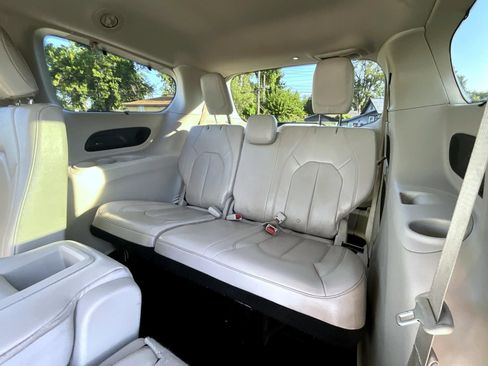 Used 2019 Chrysler Pacifica Touring-L Plus FWD image 24
