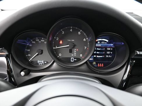 Certified 2026 Porsche Macan AWD/4WD image 11