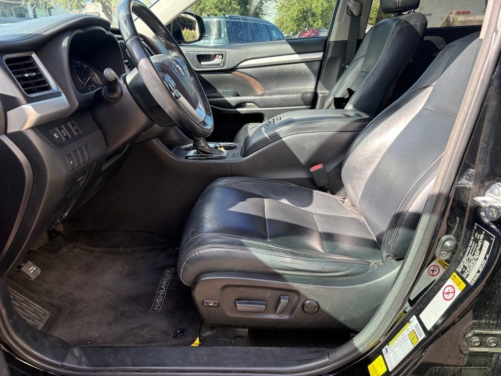 Used 2017 Toyota Highlander XLE w/ Carpet Mat Package FWD image 8