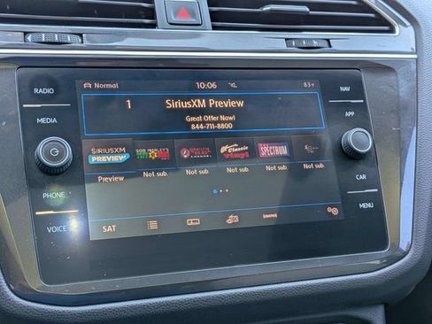 Used 2018 Volkswagen Tiguan SEL AWD/4WD image 19