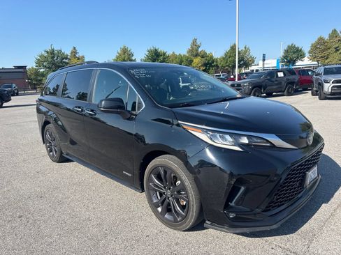 Used 2021 Toyota Sienna XSE w/ XSE Plus Package FWD image 3