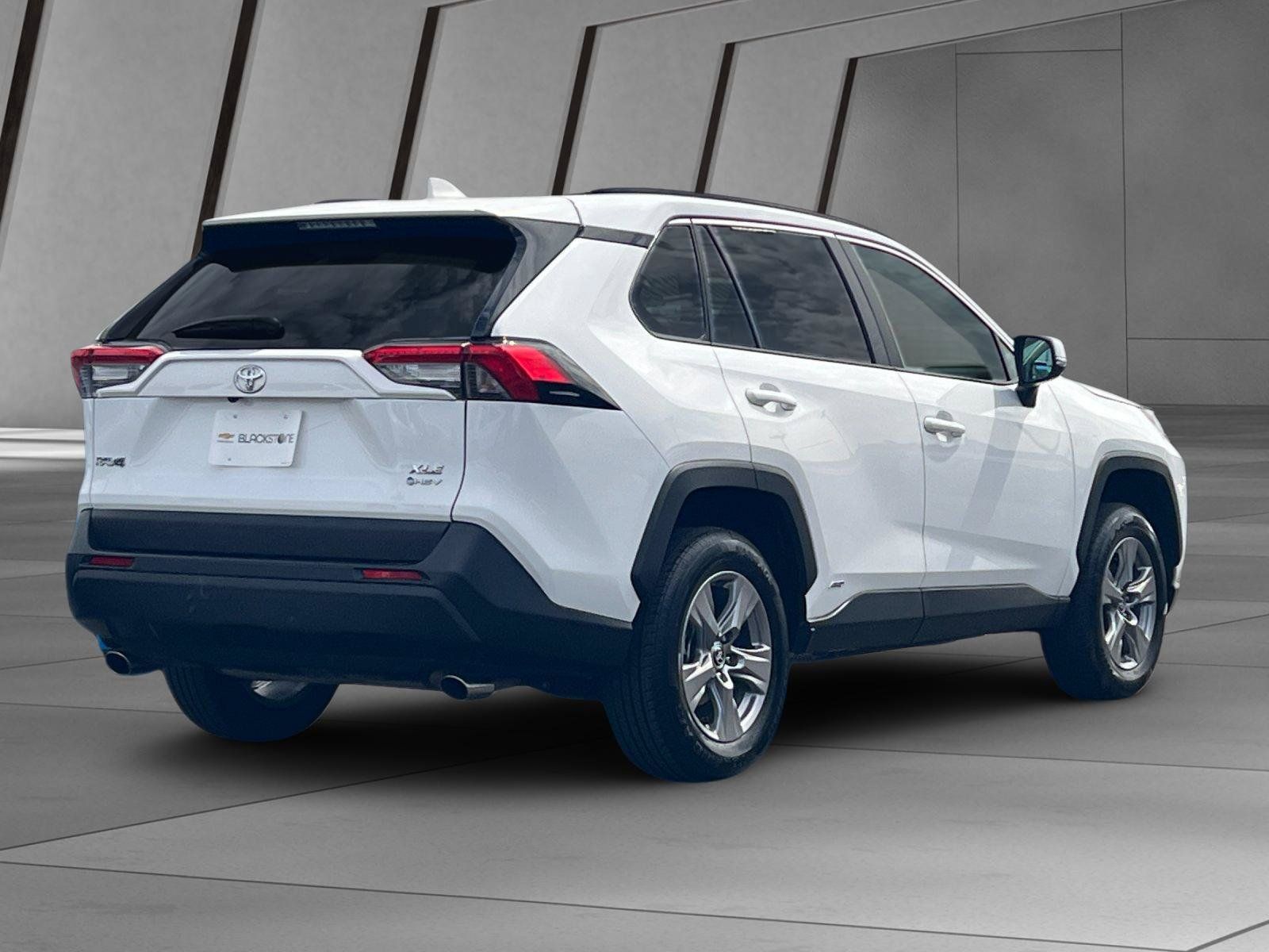 Used 2025 Toyota RAV4 XLE AWD/4WD image 4
