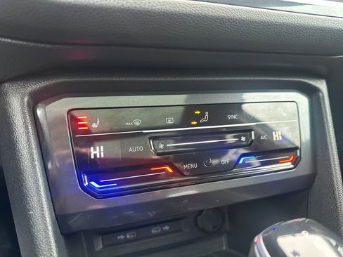 Used 2023 Volkswagen Tiguan SE w/ Panoramic Sunroof Package image 11