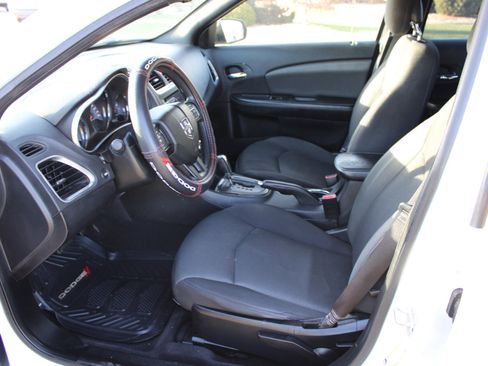 Used 2013 Dodge Avenger SE image 7