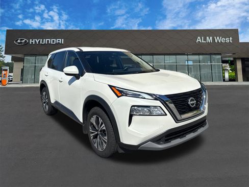 Used 2023 Nissan Rogue SV image 3