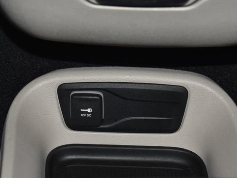 Certified 2024 Chrysler Pacifica Touring-L image 20