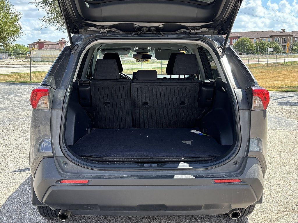 Used 2022 Toyota RAV4 LE FWD image 6