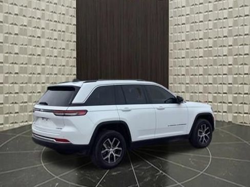Used 2023 Jeep Grand Cherokee Limited AWD/4WD image 4