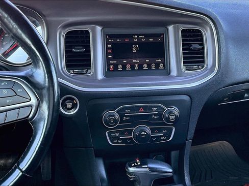 Used 2019 Dodge Charger SXT w/ Leather Interior Group image 6