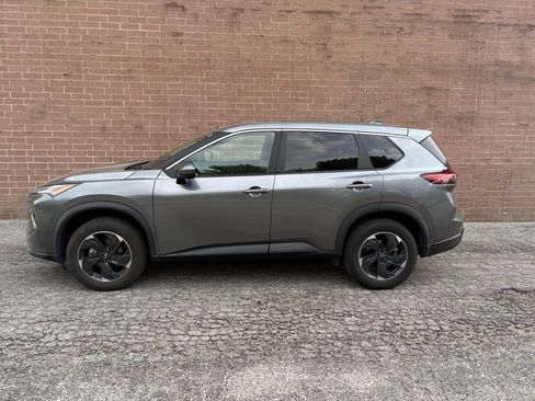 Used 2024 Nissan Rogue SV AWD/4WD image 2